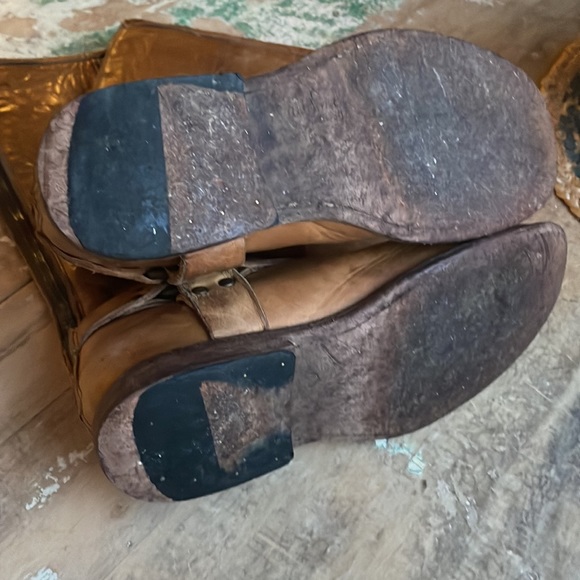 FRYE DISTRESSED LEATHER BOOTS SIZE SIX - Picture 8 of 10